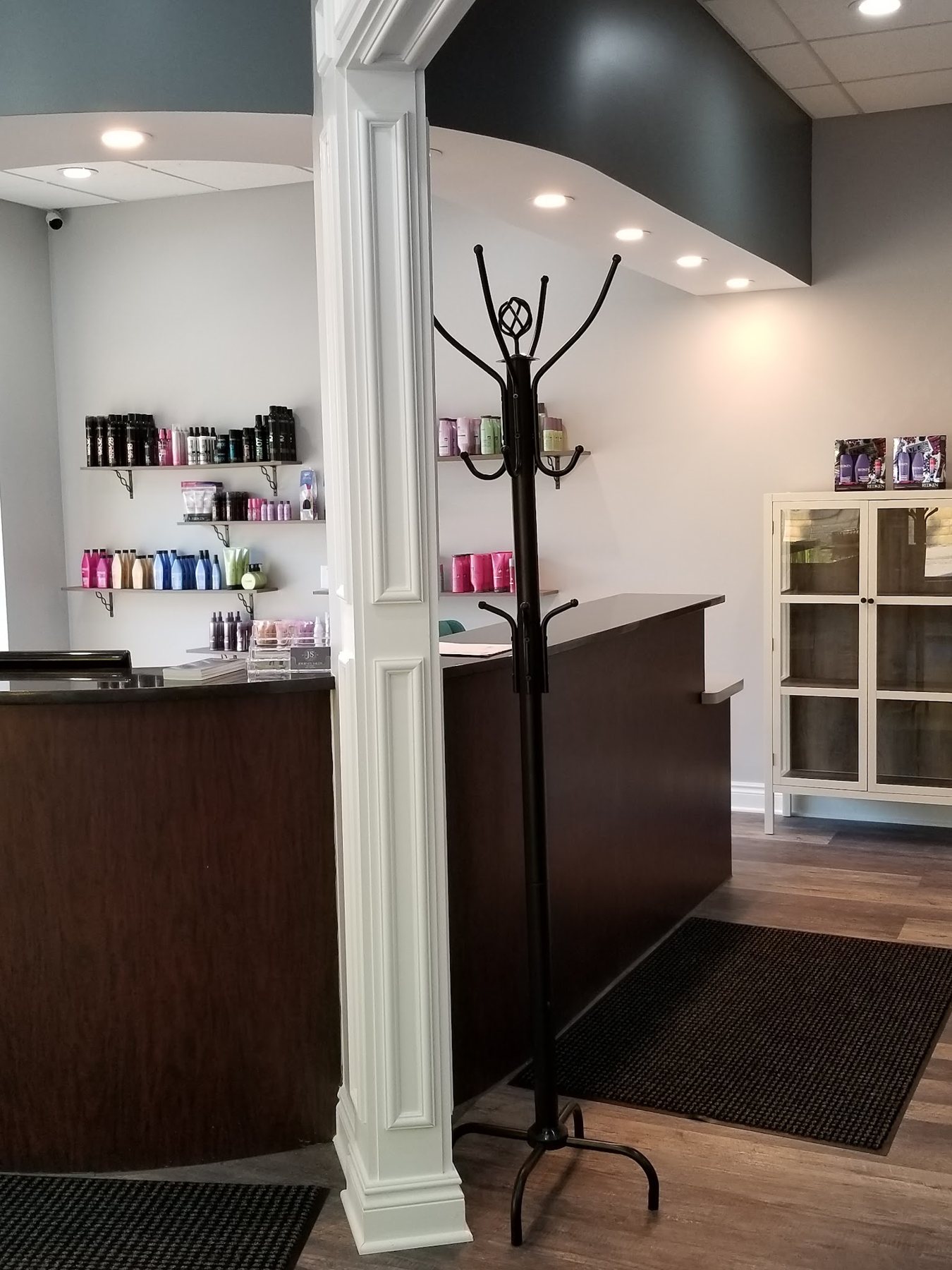 Salon entry